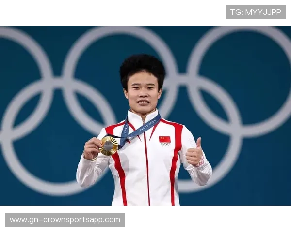 侯志慧赛前啃鸡腿,领奖台上指甲油还没干 侯志慧赛前啃鸡腿,领奖台上指甲油还没干