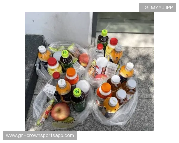 特雷·杨家的冰箱里塞满了能量饮料，连牛奶都得排队